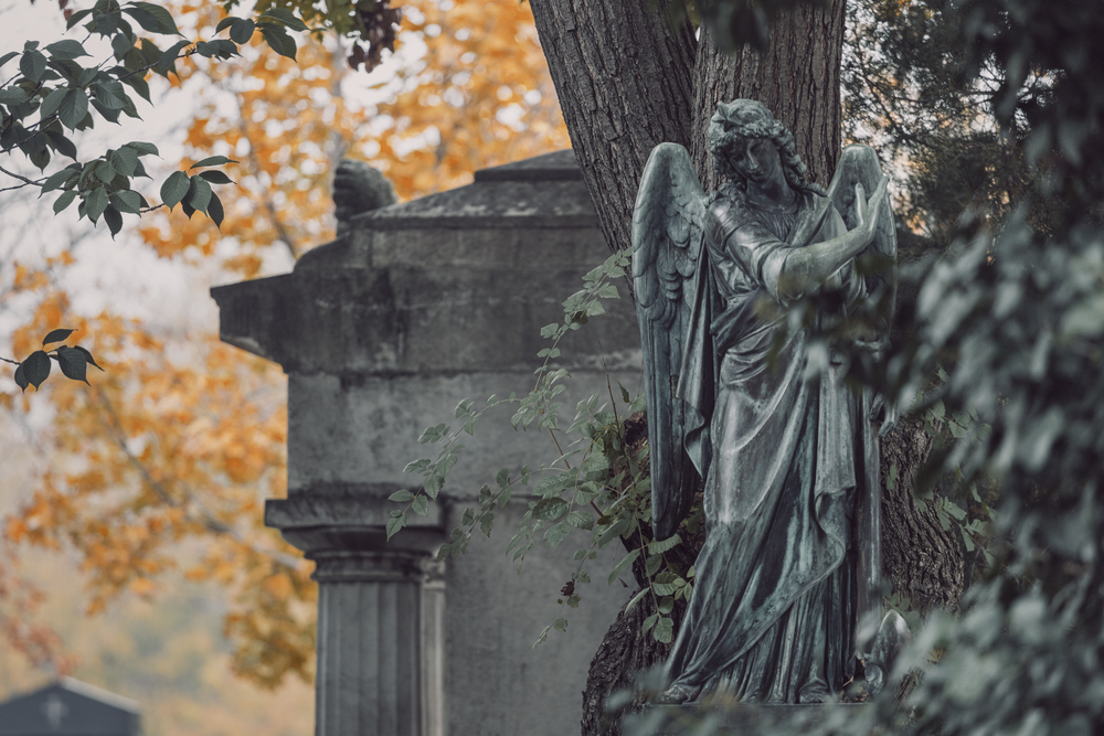 Statue eines Engels am Friedhof